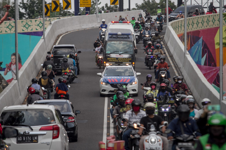Iring-ringan mobil ambulans yang membawa jenazah Penyanyi Didi Kempot melintas di kawasan Manahan, Solo, Jawa Tengah.
