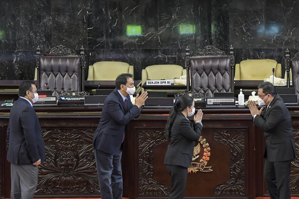 Ketua DPR Puan Maharani (ketiga kanan) bersama Wakil Ketua DPR Azis Syamsuddin (kedua kiri) dan Wakil Ketua DPR Rachmat Gobel (kiri) memberi salam kepada Ketua Badan Pemeriksa Keuangan (BPK) Agung Firman Sampurna (kanan) usai Rapat Paripurna ke-14 Masa Persidangan III 2019-2020 di Kompleks Parlemen, Senayan, Jakarta.