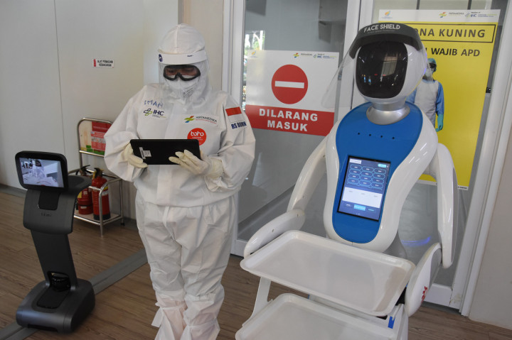 Petugas medis menjelaskan fungsi robot Amy (kanan) dan Temi (kiri) saat simulasi di Rumas Sakit Pertamina Jaya, Jakarta.