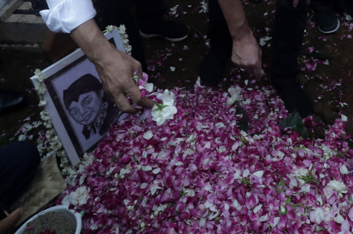 Kerabat menabur bunga di atas pusara almarhum penyanyi campursari Dionisius Prasetyo atau Didi Kempot seusai dimakamkan di Tempat Pemakaman Umum Desa Majasem, Ngawi, Jawa Timur, Selasa, 5 Mei 2020.
