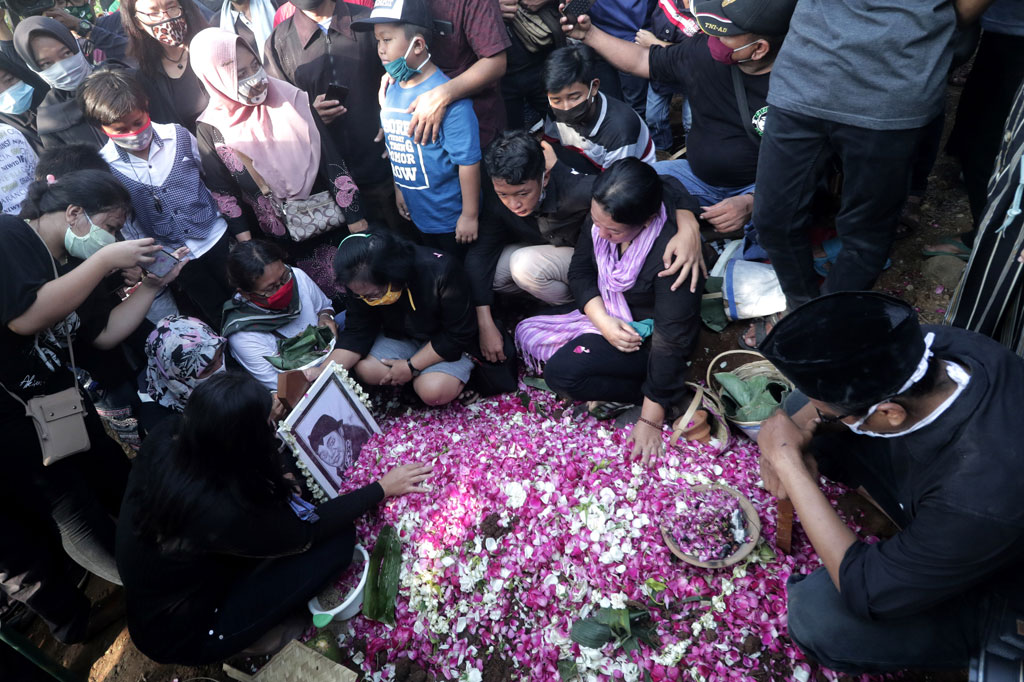 Jenazah Didi Kempot yang dibawa dari Rumah Sakit Kasih Ibu Solo, Jawa Tengah, melalui jalur darat tersebut, tiba di rumah duka sekitar pukul 14.10 WIB untuk disemayamkan dan disalatkan. Jenazah kemudian dimakamkan di tempat pemakaman umum yang hanya berjarak sekitar 500 meter dari rumah duka.
