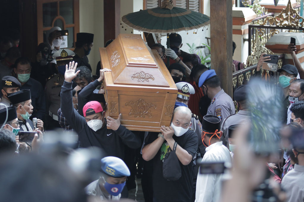 Sejak mobil ambulans datang dan peti jenazah penyanyi dengan julukan 'Godfather of Broken Heart' tersebut dikeluarkan, tangis kesedihan dari keluarga, tetangga, dan Sobat Ambyar yang hadir langsung pecah. Demikian juga, saat peti jenazah diturunkan ke dalam liang lahat.