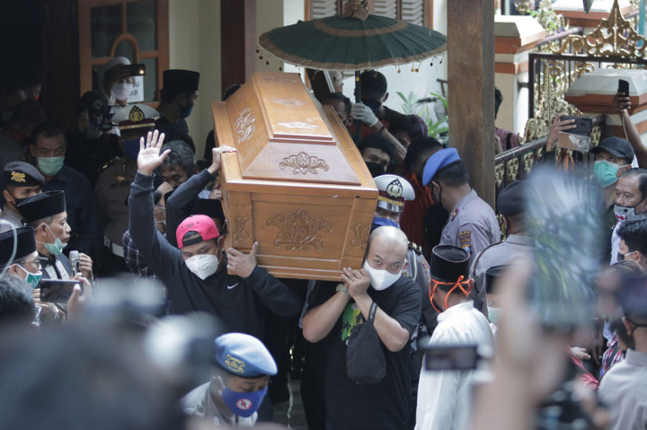 Sejak mobil ambulans datang dan peti jenazah penyanyi dengan julukan 'Godfather of Broken Heart' tersebut dikeluarkan, tangis kesedihan dari keluarga, tetangga, dan Sobat Ambyar yang hadir langsung pecah. Demikian juga, saat peti jenazah diturunkan ke dalam liang lahat.