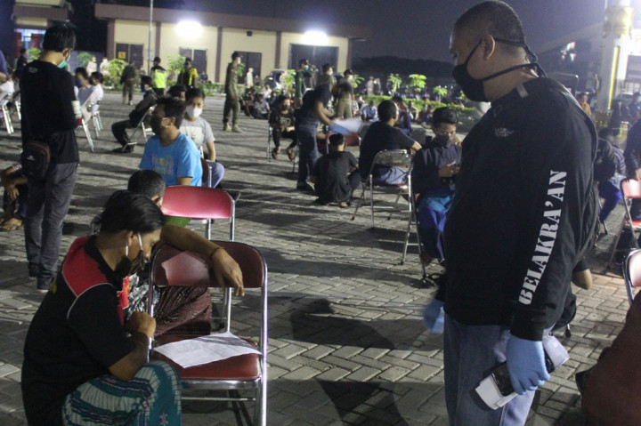 Mereka yang terjaring razia kemudian dibawa petugas ke Mapolresta Sidoarjo untuk dilakukan tindakan, diperiksa kesehatannya dengan dicek suhu tubuh. Di antara 301 orang itu diambil secara acak 85 orang untuk dilakukan rapid test. Dan hasil rapid test ternyata empat di antaranya reaktif covid-19.