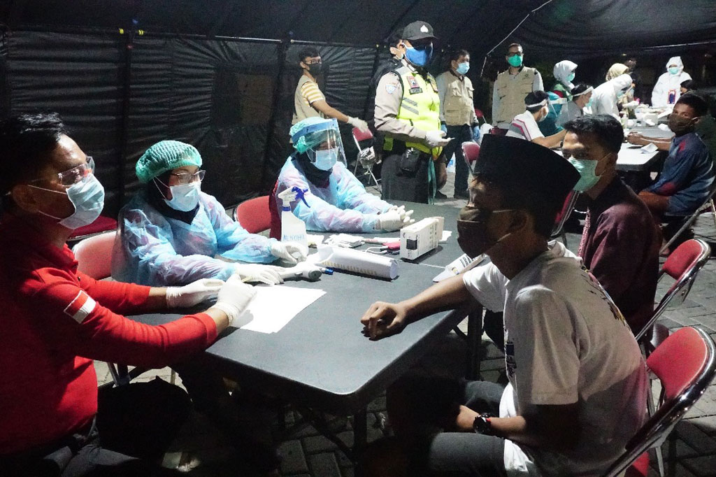 Kepala Dinas Kesehatan Kabupaten Sidoarjo Syaf Satriawarman yang ikut memantau rapid test mengatakan, keempat orang tersebut akan dilakukan pemeriksaan swab untuk lebih memastikan positif tidaknya covid-19 di tubuh mereka.