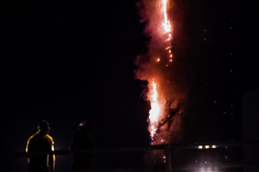 Warga melihat kebakaran melanda sebuah menara perumahan 48 lantai di Sharjah, Uni Emirat Arab, Selasa, 5 Mei 2020 malam waktu setempat.