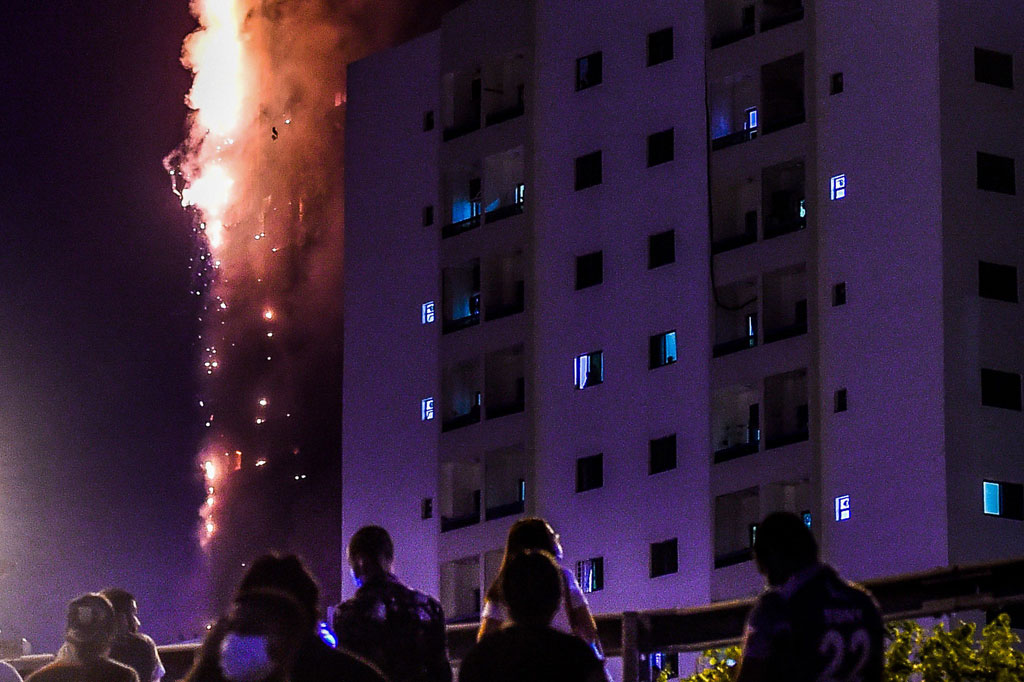 Sedikitnya tujuh orang dilarikan ke rumah sakit karena luka ringan akibat kebakaran di Menara Abbco 48 lantai di daerah Al Nahda, Sharjah.