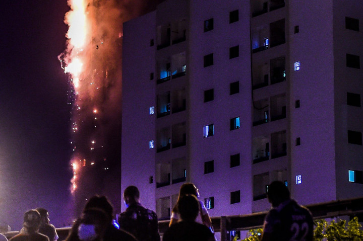 Sedikitnya tujuh orang dilarikan ke rumah sakit karena luka ringan akibat kebakaran di Menara Abbco 48 lantai di daerah Al Nahda, Sharjah.