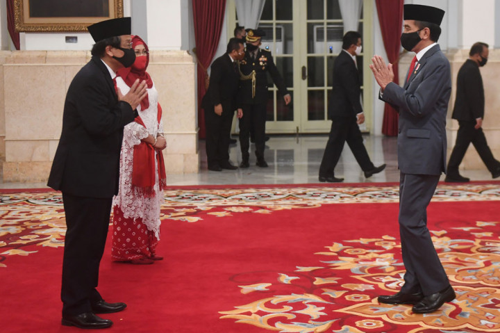 Pemberian ucapan selamat oleh Presiden Jokowi dan tamu undangan dilakukan dari jarak sekitar 1 meter dengan mengatupkan kedua tangan di dada.