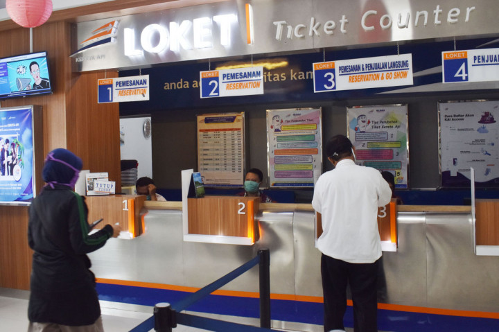 Calon penumpang melakukan pembatalan tiket Kereta Api di loket Stasiun KA Madiun, Jawa Timur.
