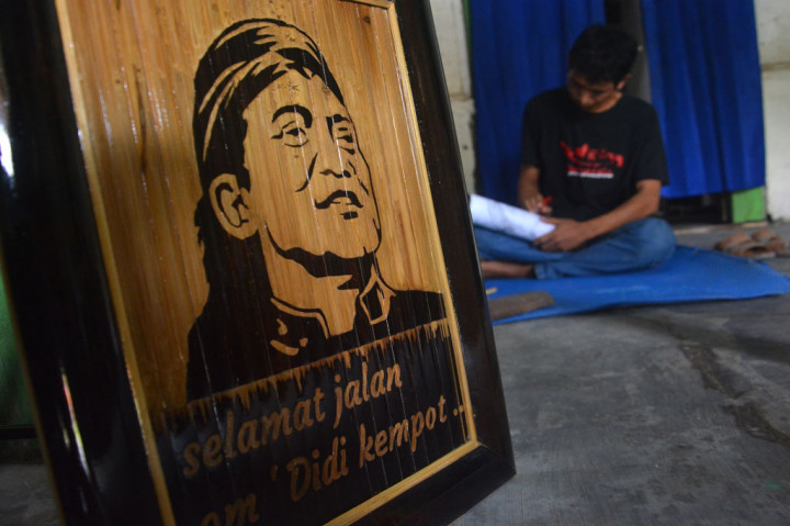 Ukiran bambu sketsa wajah Didi Kempot yang dibuat seniman tersebut rencananya akan dikirimkan ke pihak keluarga di Ngawi untuk mengenang maestro campursari itu.