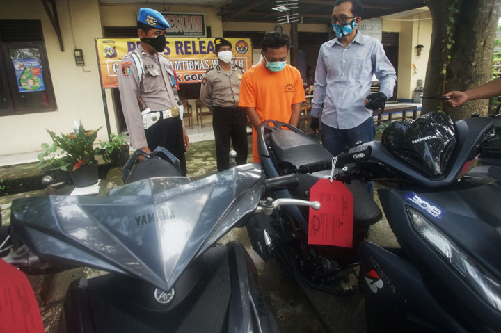 Polisi menunjukkan tersangka berinisial ISW dan barang bukti saat rilis kasus penipuan di Polsek Godean, Sleman, D.I Yogyakarta, Rabu, 6 Mei 2020.
