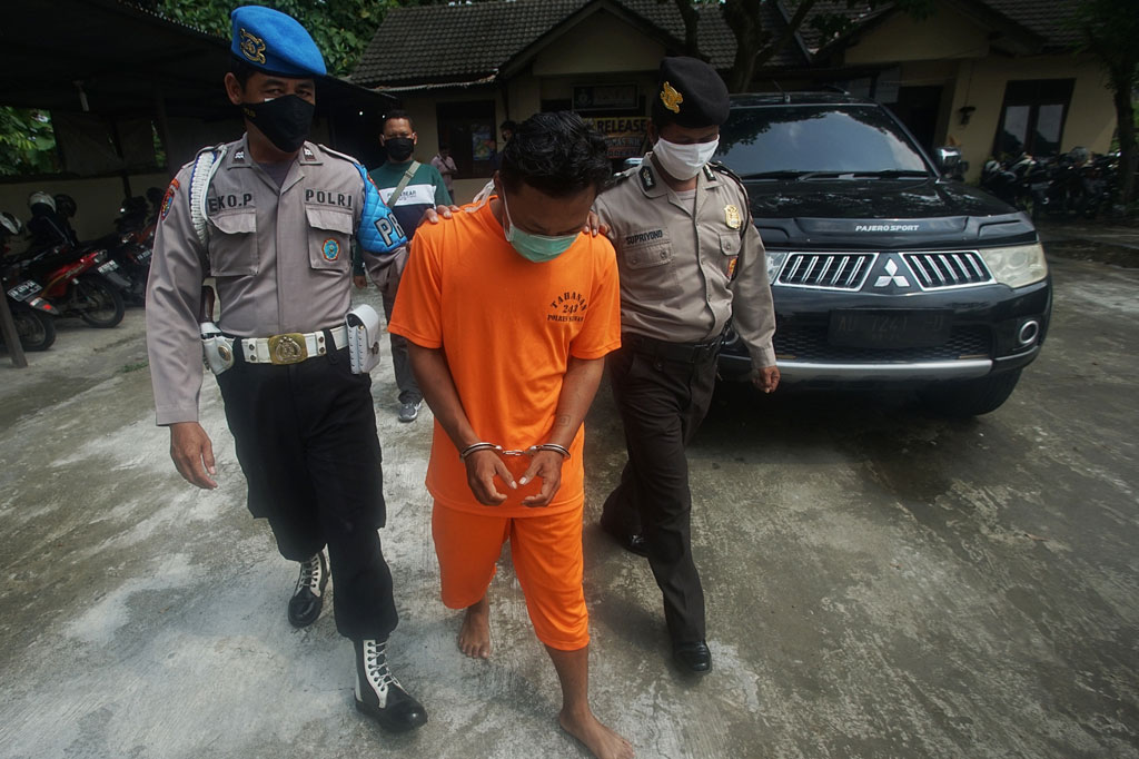 Tim Polres Sleman mengamankan ISW, narapidana yang bebas melalui progam asimilasi khusus dampak covid-19 karena melakukan tidak kejahatan penipuan dengan barang bukti satu unit handphone dan dua unit sepeda motor.