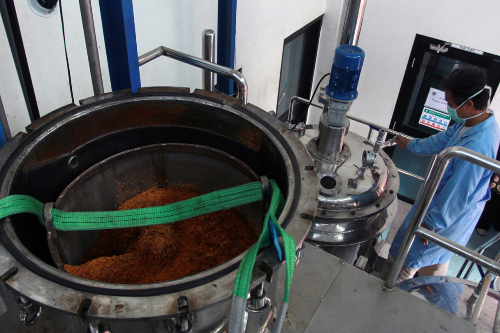 Seorang peniliti dari Lembaga Ilmu Pengetahuan Indonesia (LIPI) melakukan proses ekstraksi saat uji Lab penemuan obat herbal untuk penyembuhan Covid-19 dan penghambatan pertumbuhan virus corona di Lab Cara Pembuatan Obat Tradisional Baik (CPOTB) Pusat Penelitian Kimia LIPI, Serpong, Tangerang Selatan, Banten.