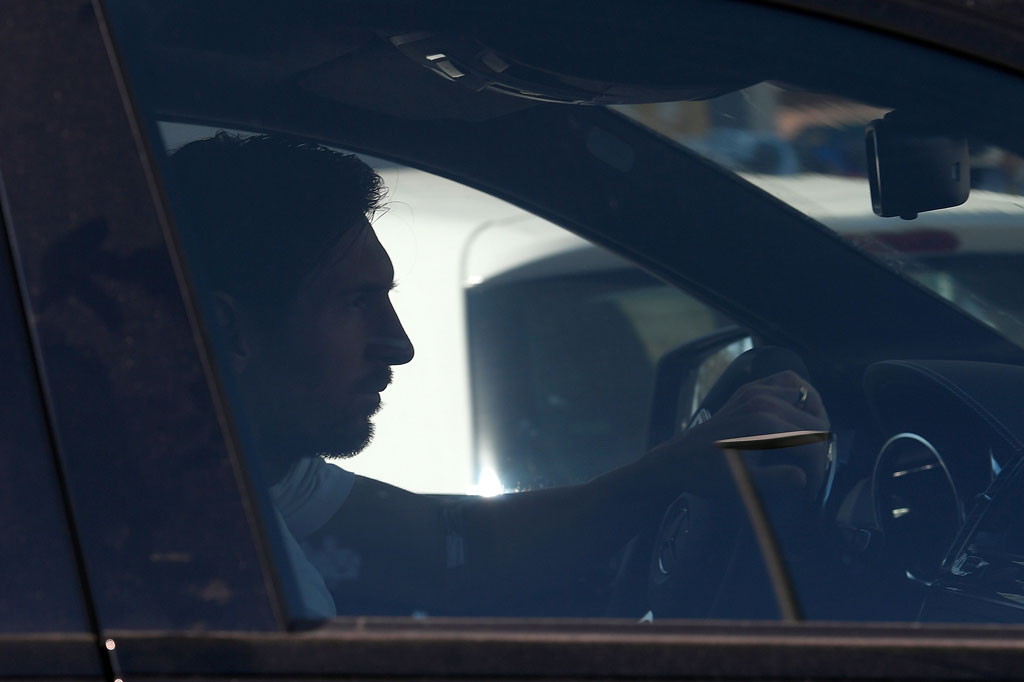 Pemain depan Barcelona asal Argentina Lionel Messi keluar dari markas latihan Blaugrana di Ciutat Esportiva Joan Gampar, usai menjalani tes covid-19, Rabu, 6 Mei 2020. 