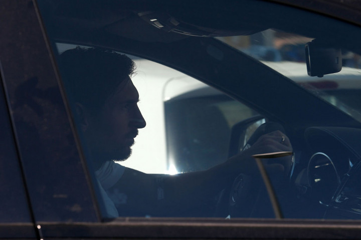 Pemain depan Barcelona asal Argentina Lionel Messi keluar dari markas latihan Blaugrana di Ciutat Esportiva Joan Gampar, usai menjalani tes covid-19, Rabu, 6 Mei 2020. 