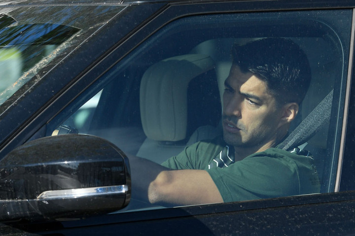 Bintang-bintang Barca, di antaranya Lionel Messi, Antoine Griezzman, Luis Suarez termasuk di antara pemain yang tiba satu per satu dengan mobil mereka di pusat pelatihan klub Rabu pagi waktu setempat.