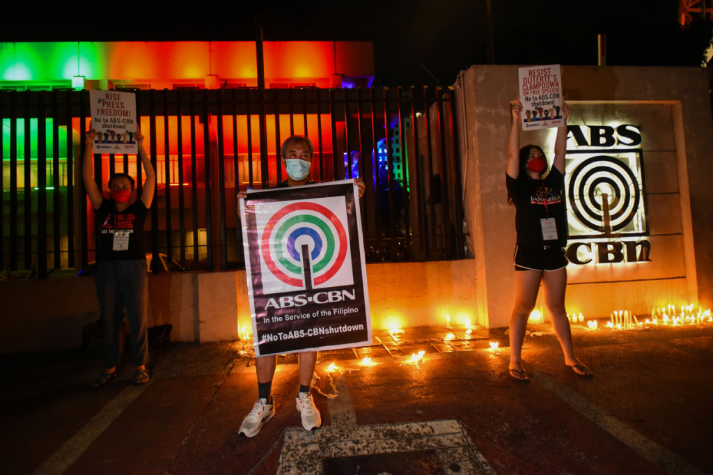 Para pekerja ABS-CBN dan anggota-anggota Persatuan Wartawan Nasional Filipina melakukan unjuk rasa di Manila, Filipina.