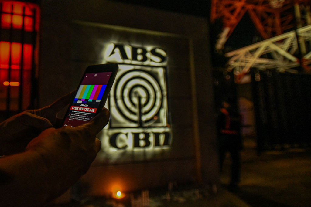Stasiun televisi dan radio terbesar di Filipina ABS-CBN terpaksa berhenti mengudara usai gagal memperpanjang izin siaran.