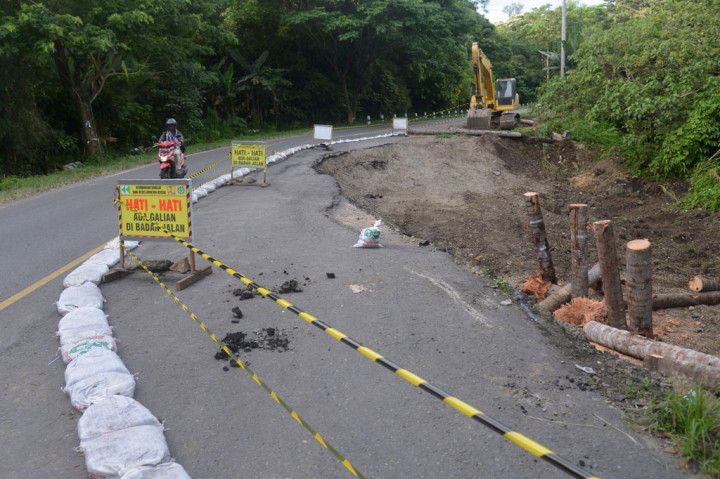 Di lintasan jalur jalan nasional pengunungan Seulawah tersebut terdapat sejumlah titik yang ambles, retak, dan bergelombang pada jalur mendaki dan menurun sehingga perlu diwaspadai bagi kendaraan umum dan pribadi karena rawan terjadi kecelakaan.