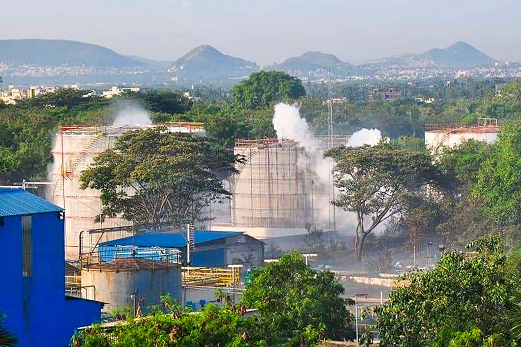 Asap putih keluar dari dua tangki berukuran besar di pabrik bahan kimia LG Polymers India di Visakhapatnam, Andhra Pradesh, Kamis, 7 Mei 2020.