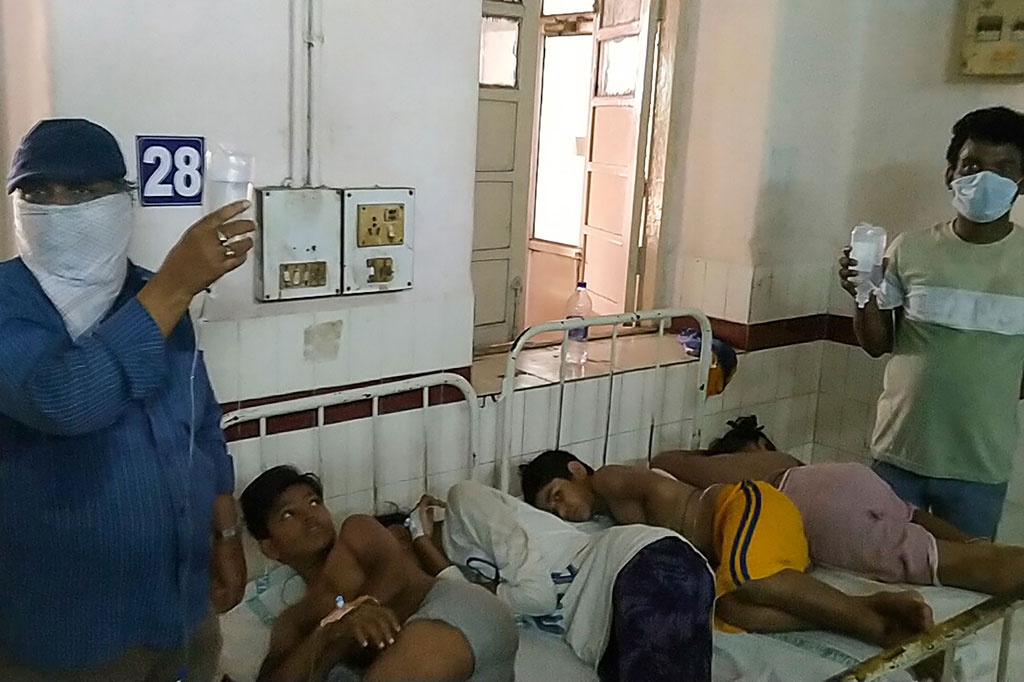 Foto-foto yang diambil oleh AFP di Rumah Sakit King George di kota itu memperlihatkan dua atau tiga pasien terbaring di setiap tempat tidur, banyak dari mereka anak-anak, dan banyak yang tidak sadar.