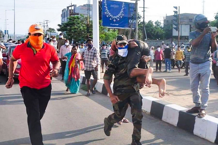 Sedikitnya lima orang tewas dan seribu lainnya dirawat di rumah sakit setelah kebocoran gas di pabrik bahan kimia di pantai timur India, Kamis, 7 Mei 2020. Jumlah korban tewas kemungkinan akan terus bertambah.