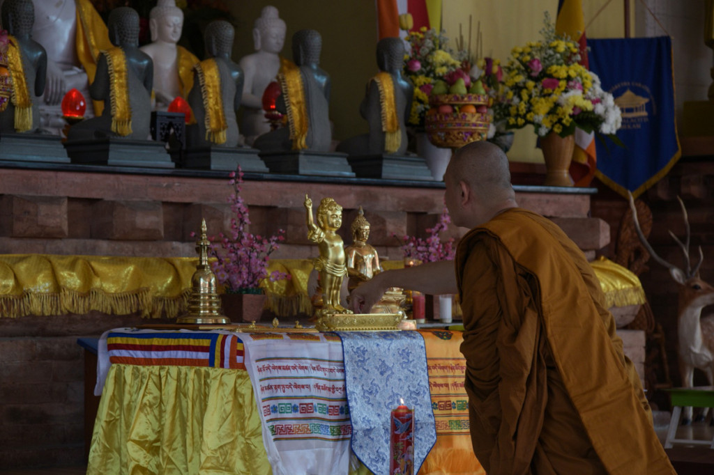 Bikkhu Dhammiko memulai rangkaian upacara Trisuci Waisak 2564 BE/2020 di vihara Wisma Vipassana Kusalacitta, Bekasi, Jawa Barat.