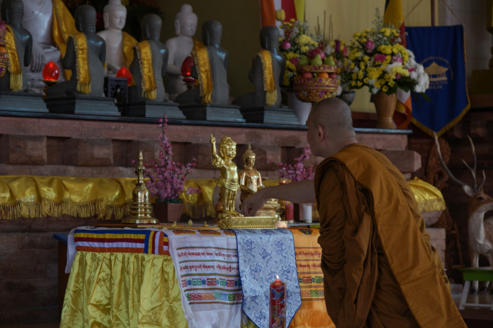 Bikkhu Dhammiko memulai rangkaian upacara Trisuci Waisak 2564 BE/2020 di vihara Wisma Vipassana Kusalacitta, Bekasi, Jawa Barat.