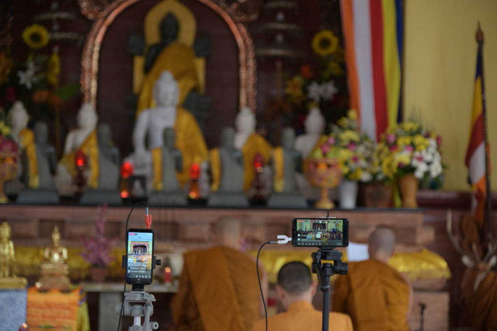 Upacara Trisuci Waisak disiarkan online untuk menghindari penyebaran virus Korona (Covid-19).