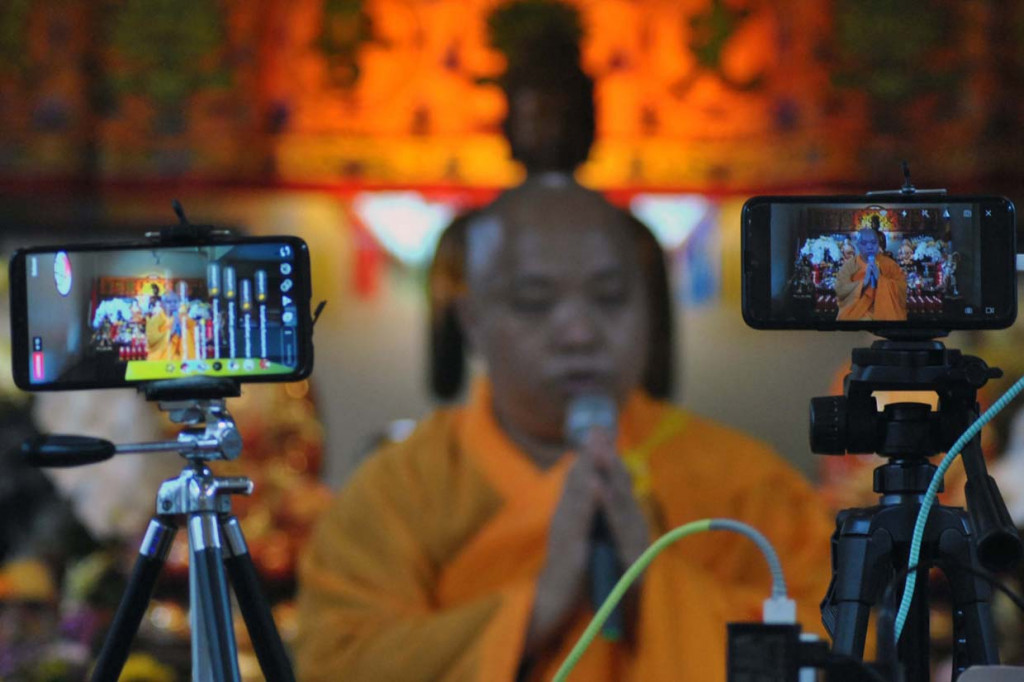 Biksu Bhante Nyanagupta memimpin ibadah Puja Bakti Waisak 2564 BE/2020 di Vihara Dhanagun, Suryakencana, Kota Bogor, Jawa Barat.
