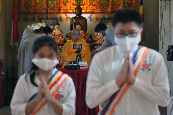 Ibadah Puja Bakti Waisak yang dilakukan secara live streaming melalui media daring di saat pandemi virus Korona (Covid-19) sehingga dapat diikuti umat Buddha di rumahnya masing-masing tersebut mengambil tema Mawas Diri dan Toleransi Jaga Keharmonisan Bangsa.