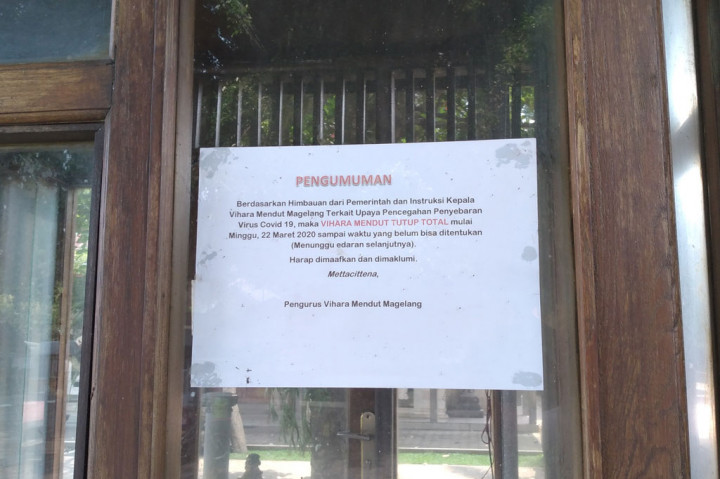 Pengumuman penutupan wihara di Mendut, Magelang, Jawa Tengah. 