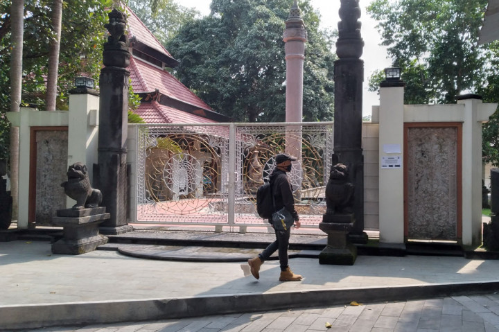 Seorang warga melintas di depan wihara di Mendut, Magelang, Jateng, yang sepi. 
