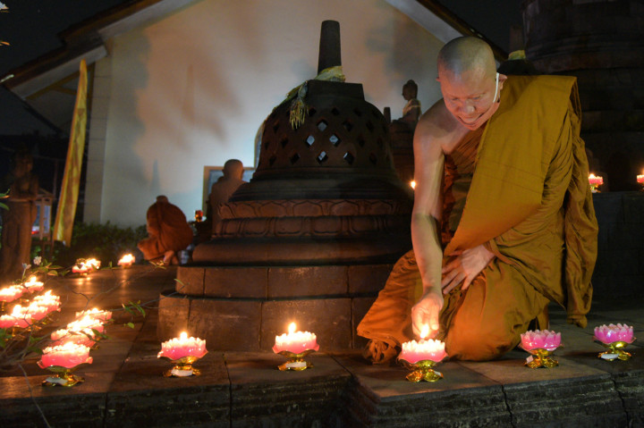 Bikkhu Dhammiko menyalakan pelita pada pelataran replika stupa Borobudur sebagai rangkaian upacara detik-detik Waisak 2564 BE/2020 di vihara Wisma Vipassana Kusalacitta, Bekasi, Jawa Barat.