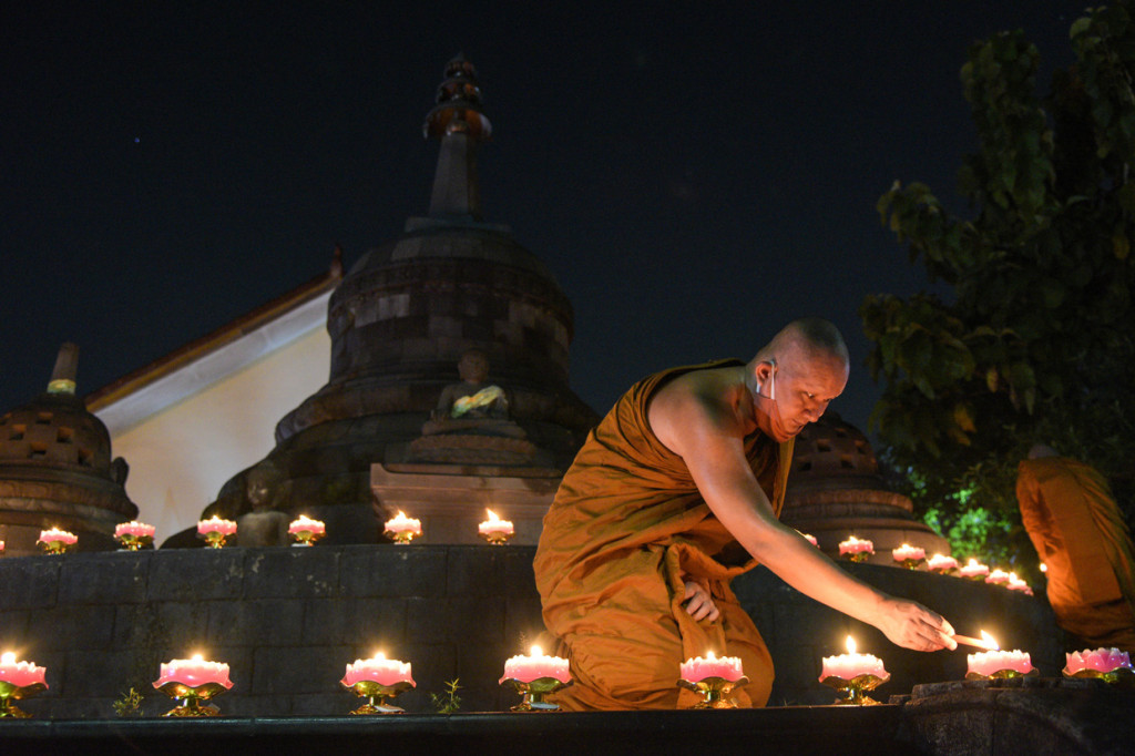 Umat Buddha seluruh Indonesia memperingati rangkaian upacara detik-detik Waisak yang disiarkan secara daring.