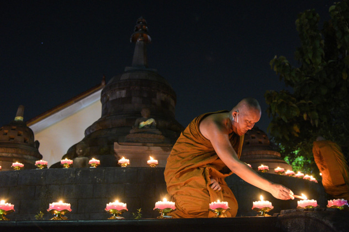 Umat Buddha seluruh Indonesia memperingati rangkaian upacara detik-detik Waisak yang disiarkan secara daring.