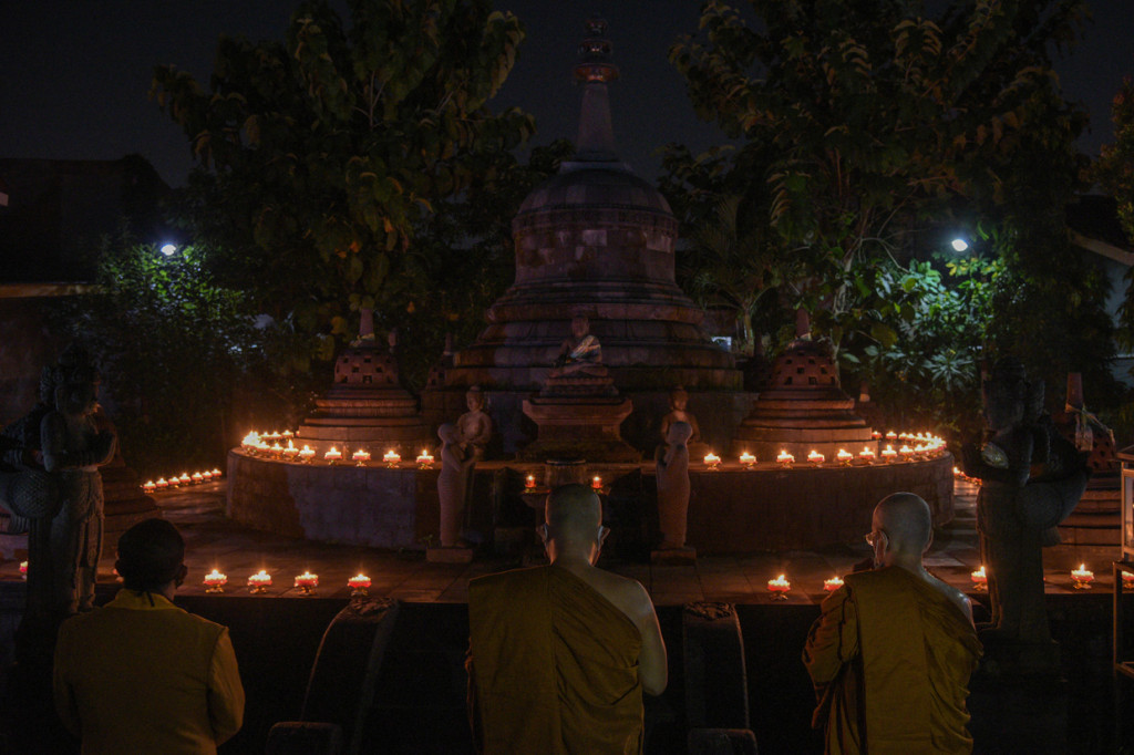 Sejumlah Bikkhu membacakan Dhamma usai menyalakan pelita di pelataran replika stupa Borobudur sebagai rangkaian upacara detik-detik Waisak 2564 BE/2020 di vihara Wisma Vipassana Kusalacitta, Bekasi, Jawa Barat.