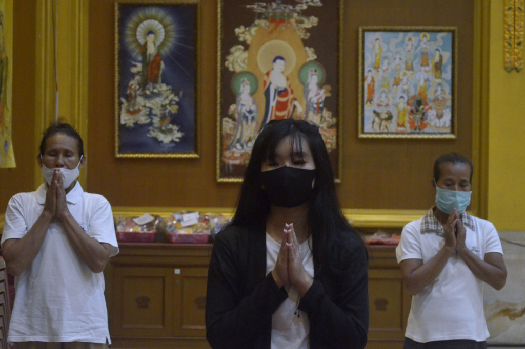 Umat Buddha mengikuti rangkaian Kebaktian Detik-Detik Waisak yang diselenggarakan secara daring di Vihara Buddha Dharma, Kuta.