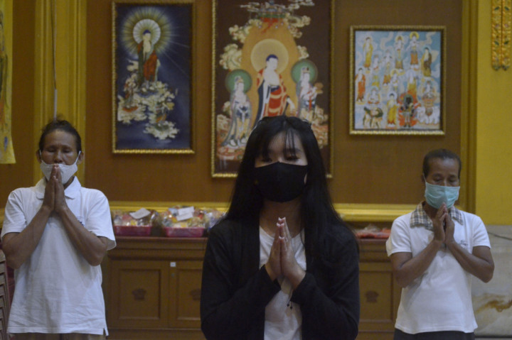 Umat Buddha mengikuti rangkaian Kebaktian Detik-Detik Waisak yang diselenggarakan secara daring di Vihara Buddha Dharma, Kuta.