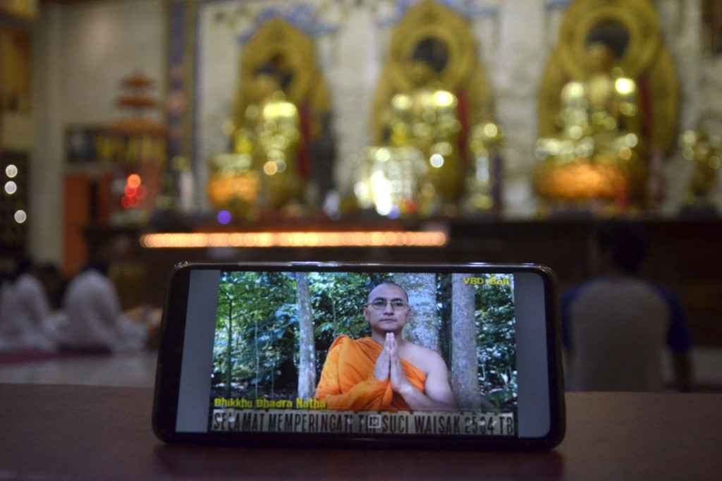 Bhikkhu Bhadra Natha menyampaikan ceramah Dhamma secara daring saat rangkaian Kebaktian Detik-Detik Waisak di Vihara Buddha Dharma, Kuta, Badung, Bali.