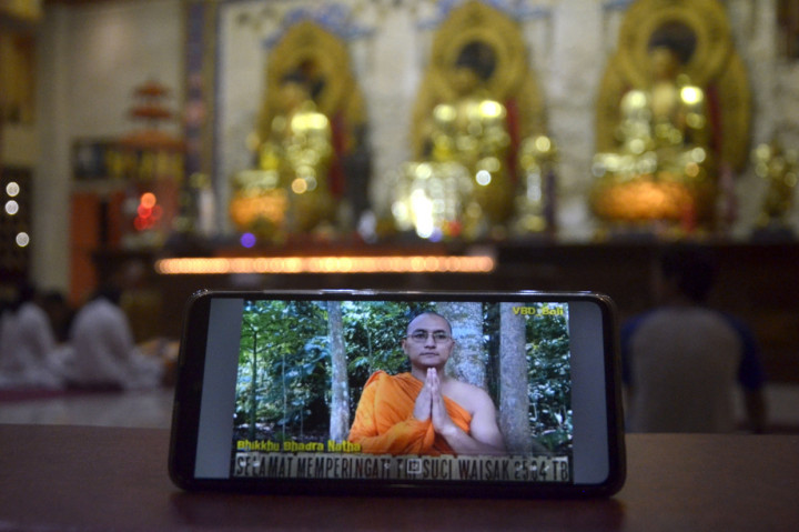 Bhikkhu Bhadra Natha menyampaikan ceramah Dhamma secara daring saat rangkaian Kebaktian Detik-Detik Waisak di Vihara Buddha Dharma, Kuta, Badung, Bali.