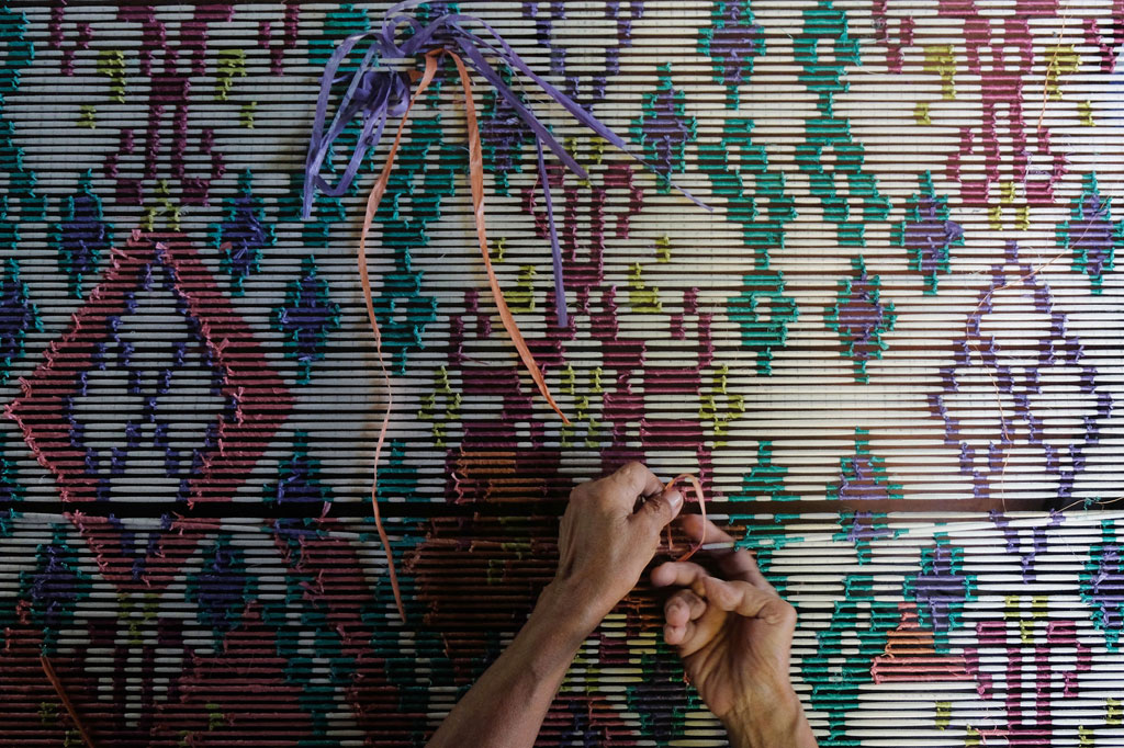 Menurut dia, kendala pembuatan kain endek di zaman sekarang di bagian tenaga kerjanya. Bahkan, saat ini banyak perajin yang berhenti karena sudah tua dan tidak ada regenerasi sehingga menyebabkan jumlah produksi kain endek tradisional pun susah ditingkatkan.