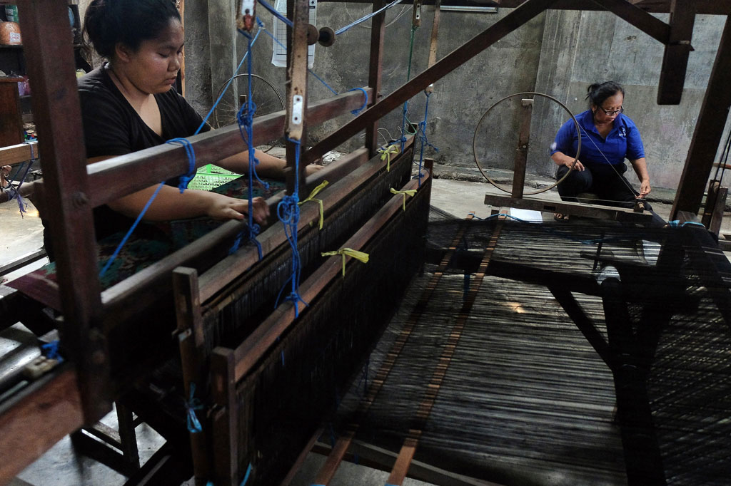 Pada tahun 1984 kerajinan kain Endek sempat berjaya. Perusahaan kain tenun pada masa itu mampu menyerap ratusan tenaga kerja dari berbagai umur. Namun seiring dengan kemajuan zaman dan teknologi, kerajinan tenun khas Bali itu pun berangsur-angsur melorot sekitar tahun 2002. Salah satu faktor anjloknya tenun Endek salah satunya karena banyaknya kain tenun cetak atau modern yang dibuat menggunakan mesin.
