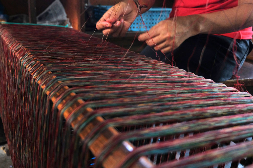 Jika dibandingkan harganya, kain tenun Endek tradisional jauh lebih mahal daripada kain cetak. Kain Endek tradisional bisa memakan waktu hingga sebulan dalam tahap pembuatannya dengan harga jual dari Rp650 ribu hingga Rp1,5 juta per lembar (2,5 meter) tergantung jenis kain dan kerumitan motifnya.