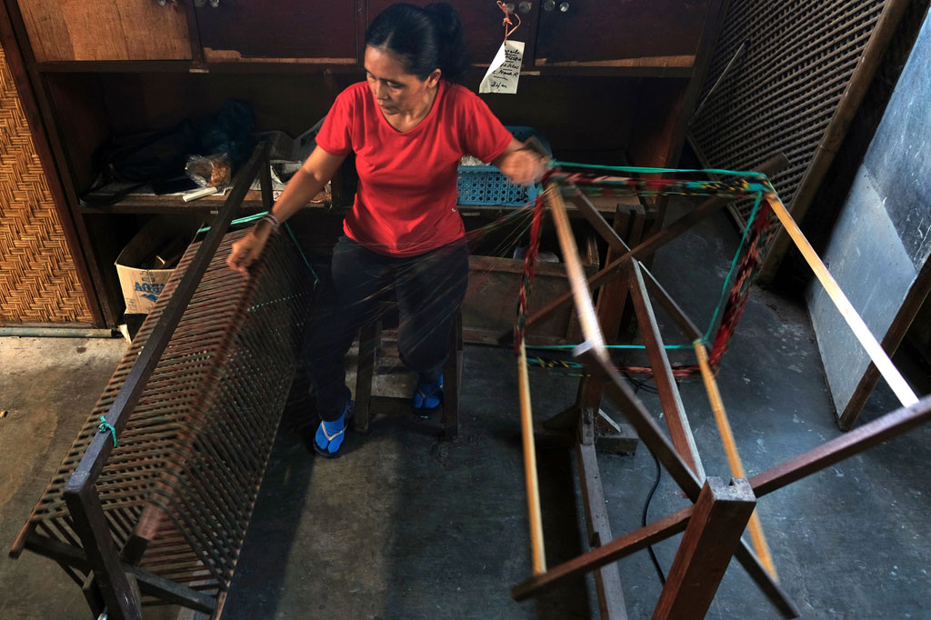 Saat ini usaha pertenunan kain endek di Denpasar mulai dibangkitkan kembali seiring dengan target pemerintah dalam memajukan sektor Usaha Mikro Kecil dan Menengah (UMKM). Sebanyak 14 usaha pertenunan tradisional Bali sudah terdaftar di Dinas Perindustrian dan Perdagangan Kota Denpasar.