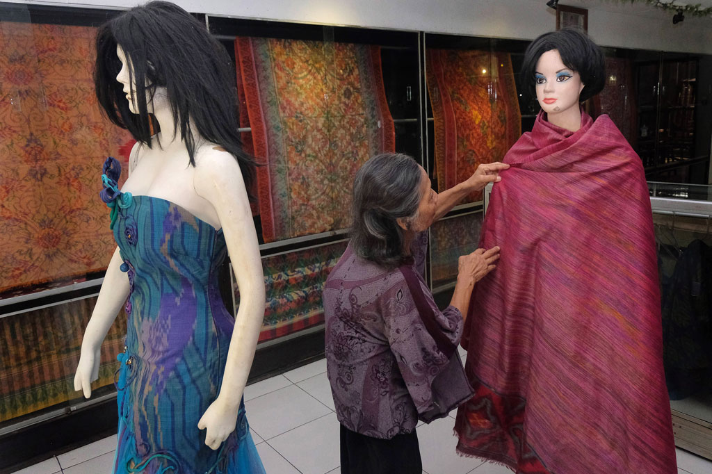 Pemerintah Kota Denpasar juga menggelar berbagai kegiatan untuk mempromosikan kain tradisional Bali itu dalam upaya pelestarian budaya. Kegiatan tersebut salah satunya adalah peragaan busana dengan melibatkan para remaja atau kaum milenial untuk mempromosikan kain Endek tradisional. Selain itu, Pemkot Denpasar juga mewajibkan Aparatur Sipil Negara (ASN) mengenakan seragam berbahan kain endek dalam hari tertentu dan sebagai pakaian resmi pada acara-acara formal.