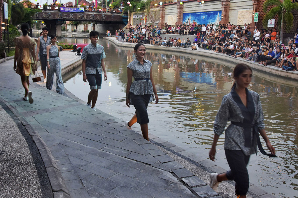 Sekitar pertengahan bulan Oktober 2019 lalu, Ibu Negara, Iriana Joko Widodo dalam agenda kunjungan kerjanya di Bali juga sempat mengunjungi Perajin Tenun Ikat Sekar Jepun di Kota Denpasar. Kunjungan Ibu Negara tersebut untuk mengamati proses pembuatan kain endek hasil karya perajin Bali yang mulai dipopulerkan kembali oleh Pemkot Denpasar.