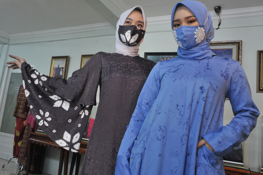 Busana muslim yang dirancang desainer tersebut senada dengan masker kain ini untuk memenuhi permintaan pasar dan pelanggan yang ingin tetep tampil trendi saat lebaran meski di tengah pandemi covid-19.