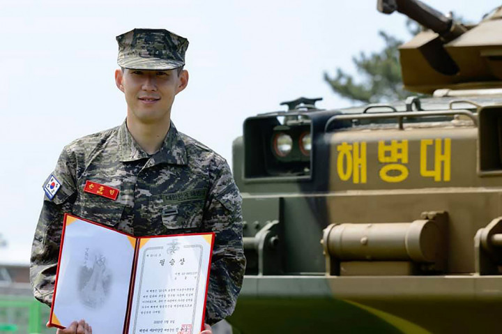 Pemain berusia 27 tahun tersebut menjalani wajib militer di Brigade 9 Korps Marinir di Seogwipo, Jeju. Dia berhasil memperoleh penghargaan setelah menjadi salah satu dari lima peserta terbaik di unitnya.